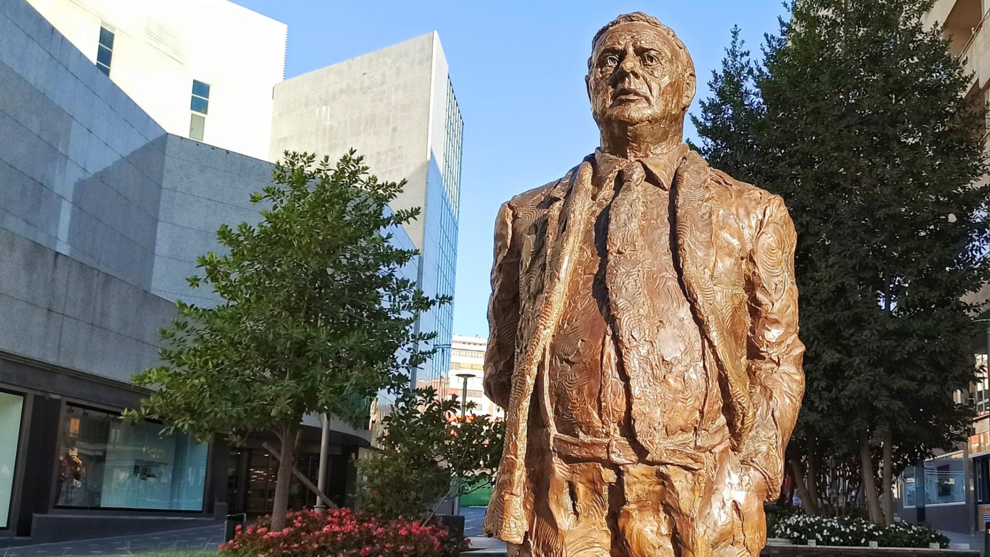 Estatua Miguel Cledrán Extremadura foto